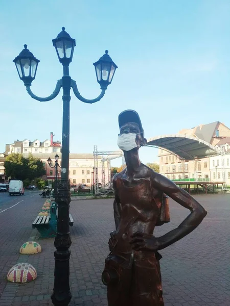 Demir turist, turizm, seyahat ve salgınların sembolü, Kamenets-Podolsky, Ukrayna 