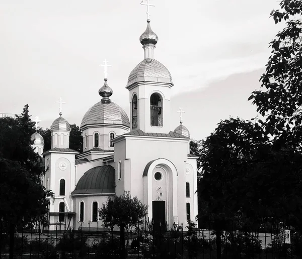 Православный Храм Сияющими Куполами — стоковое фото