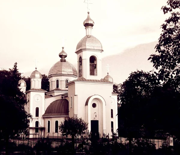 Igreja Ortodoxa Com Cúpulas Brilhantes — Fotografia de Stock