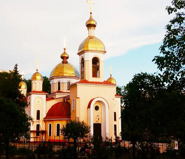 Iglesia Ortodoxa Con Cúpulas Brillantes — Foto de Stock
