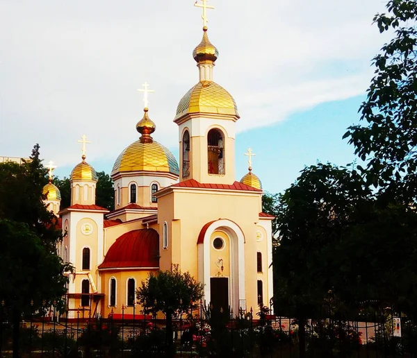 Iglesia Ortodoxa Con Cúpulas Brillantes — Foto de Stock