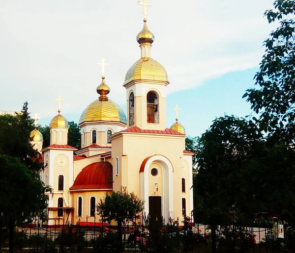 Iglesia Ortodoxa Con Cúpulas Brillantes —  Fotos de Stock