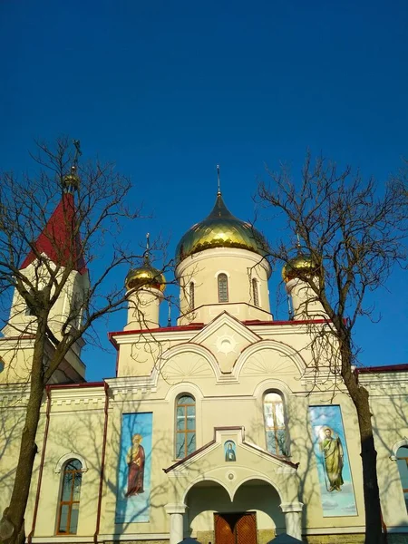 Iglesia Ortodoxa Con Cúpulas Brillantes Día Invierno Brillante — Foto de Stock