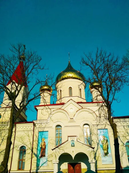 有闪亮圆顶的东正教教堂在一个明亮的冬季 — 图库照片