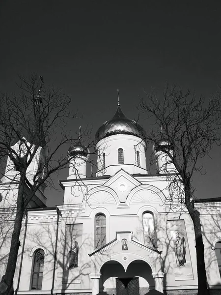 Ορθόδοξη Εκκλησία Γυαλιστερούς Θόλους Μια Φωτεινή Χειμωνιάτικη Ημέρα — Φωτογραφία Αρχείου