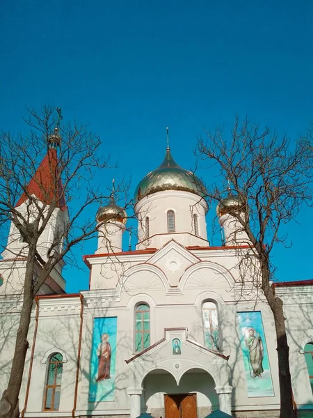 Orthodoxe Kerk Met Glanzende Koepels Een Stralende Winterdag — Stockfoto