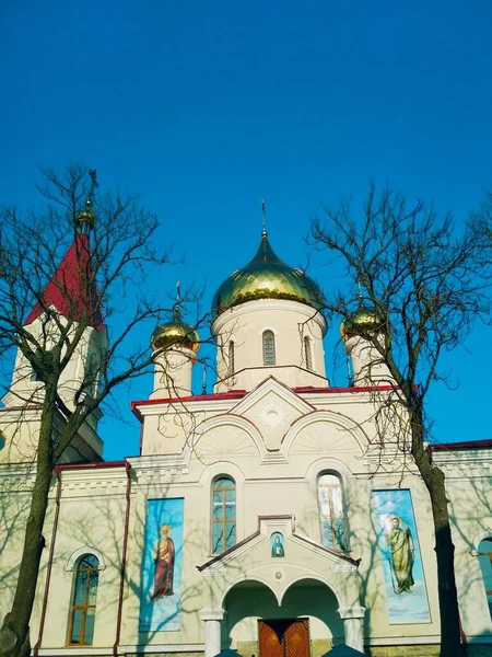 Orthodoxe Kirche Mit Leuchtenden Kuppeln Einem Hellen Wintertag — Stockfoto