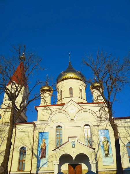 Ortodox Templom Fényes Kupolák Egy Fényes Téli Napon — Stock Fotó