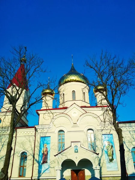 Orthodoxe Kirche Mit Leuchtenden Kuppeln Einem Hellen Wintertag — Stockfoto