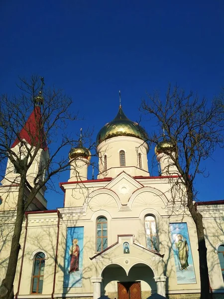 Chiesa Ortodossa Con Cupole Lucenti Una Giornata Invernale Luminosa — Foto Stock