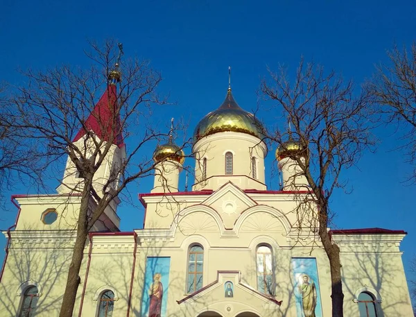 Православный Храм Сияющими Куполами Яркий Зимний День — стоковое фото