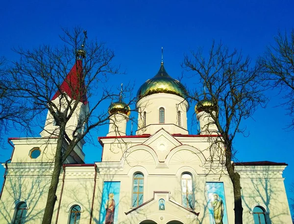 Biserica Ortodoxă Cupole Strălucitoare Într Luminoasă Iarnă — Fotografie, imagine de stoc