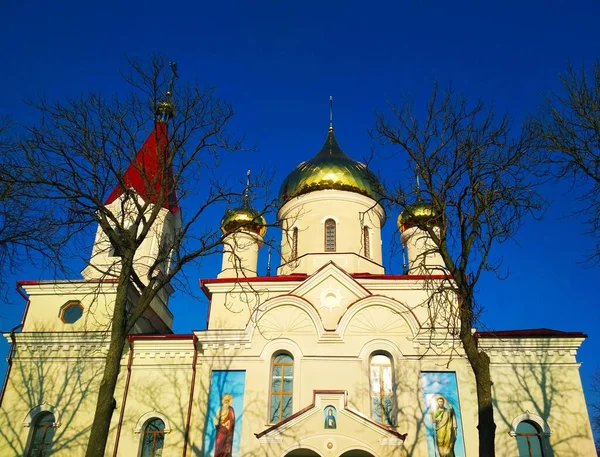 Orthodoxe Kerk Met Glanzende Koepels Een Stralende Winterdag — Stockfoto