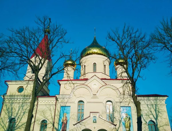 Православный Храм Сияющими Куполами Яркий Зимний День — стоковое фото