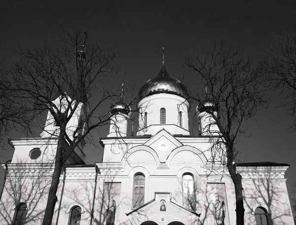 Iglesia Ortodoxa Con Cúpulas Brillantes Día Invierno Brillante —  Fotos de Stock