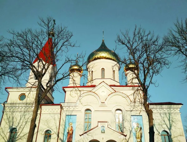 Orthodoxe Kirche Mit Leuchtenden Kuppeln Einem Hellen Wintertag — Stockfoto