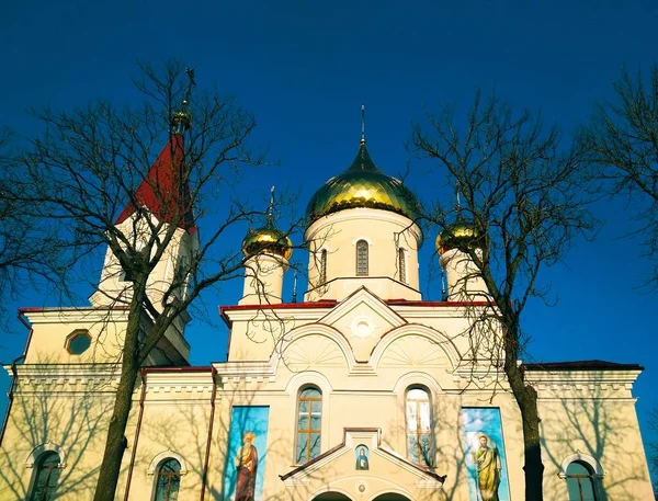 Chiesa Ortodossa Con Cupole Lucenti Una Giornata Invernale Luminosa — Foto Stock