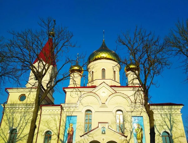 Православна Церква Сяючими Куполами Яскравий Зимовий День — стокове фото