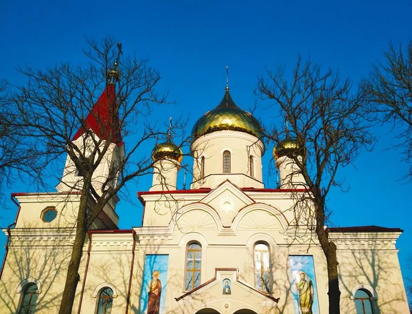 Православный Храм Сияющими Куполами Яркий Зимний День — стоковое фото