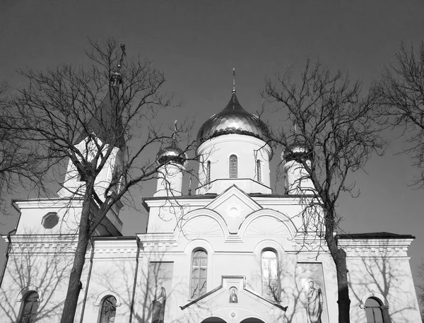 Pravoslavný Kostel Zářícími Kopulemi Jasného Zimního Dne — Stock fotografie
