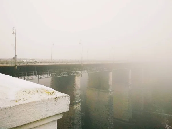 退屈な霧の冬の日に峡谷を渡る橋 Kamenets Podolsky ウクライナ — ストック写真