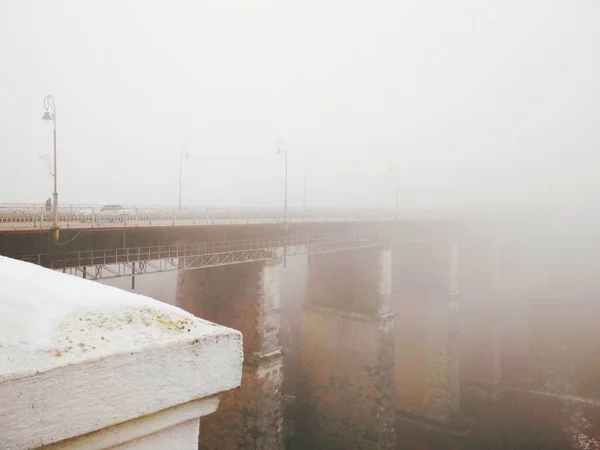 退屈な霧の冬の日に峡谷を渡る橋 Kamenets Podolsky ウクライナ — ストック写真