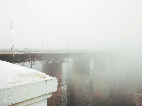 退屈な霧の冬の日に峡谷を渡る橋 Kamenets Podolsky ウクライナ — ストック写真