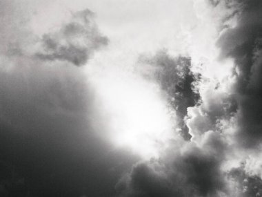 Güneş bulutların altında parlıyor. 