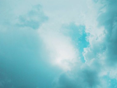 Güneş bulutların altında parlıyor. 