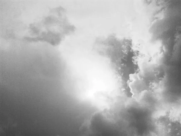 雲の下から輝く太陽 — ストック写真