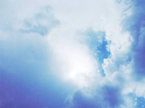 Güneş Bulutların Altında Parlıyor — Stok fotoğraf