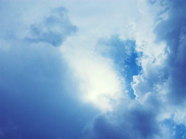 雲の下から輝く太陽 — ストック写真