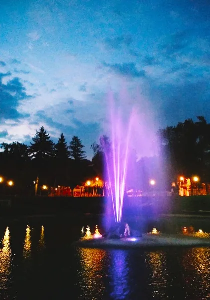 乌克兰Kamenets Podolsky夜晚的彩色喷泉 — 图库照片
