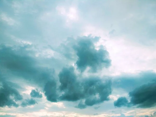Небо Покрытое Красивыми Шерстяными Облаками — стоковое фото