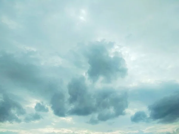 Небо Покрытое Красивыми Шерстяными Облаками — стоковое фото