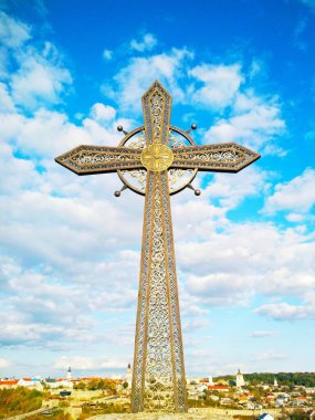 Eski Şehir, Kamenets-Podolsky, Ukrayna 'nın arka planında Ortodoks haçı 