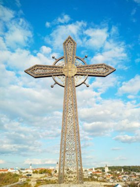 Eski Şehir, Kamenets-Podolsky, Ukrayna 'nın arka planında Ortodoks haçı 