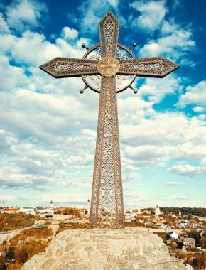 Eski Şehir, Kamenets-Podolsky, Ukrayna 'nın arka planında Ortodoks haçı 