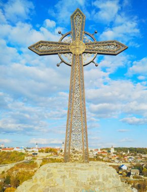 Eski Şehir, Kamenets-Podolsky, Ukrayna 'nın arka planında Ortodoks haçı 