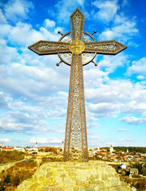 Eski Şehir, Kamenets-Podolsky, Ukrayna 'nın arka planında Ortodoks haçı 