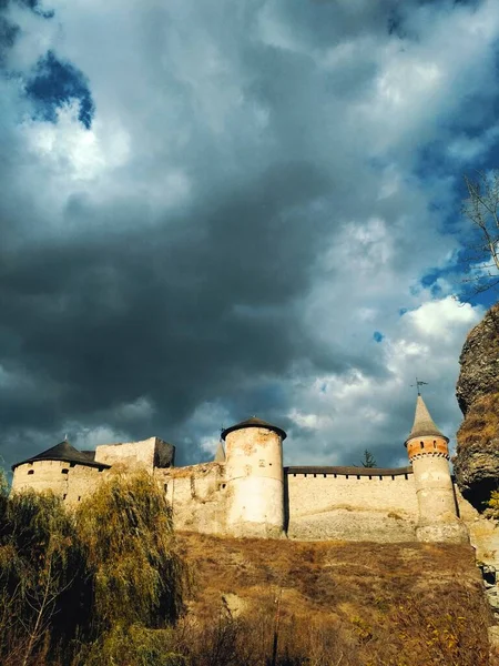 Παλιό Φρούριο Φόντο Τον Θυελλώδη Ουρανό Kamenets Podolsky Ουκρανία — Φωτογραφία Αρχείου