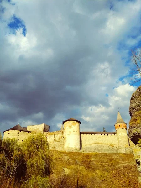 Vecchia Fortezza Sullo Sfondo Del Cielo Tempestoso Kamenets Podolsky Ucraina — Foto Stock