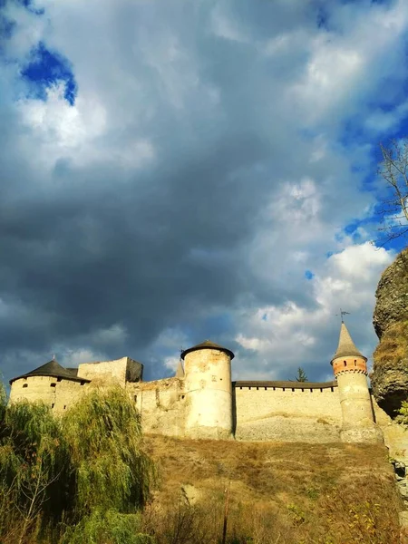 Antigua Fortaleza Sobre Fondo Del Cielo Tormentoso Kamenets Podolsky Ucrania — Foto de Stock