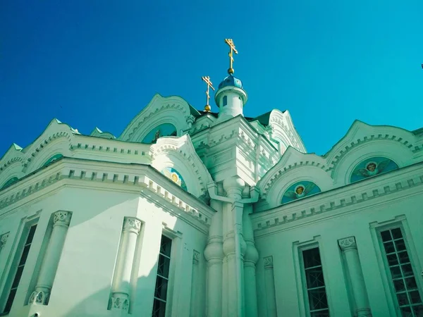 Tempio Ortodosso Sullo Sfondo Del Cielo Blu Senza Nuvole — Foto Stock