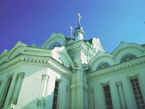 Tempio Ortodosso Sullo Sfondo Del Cielo Blu Senza Nuvole — Foto Stock