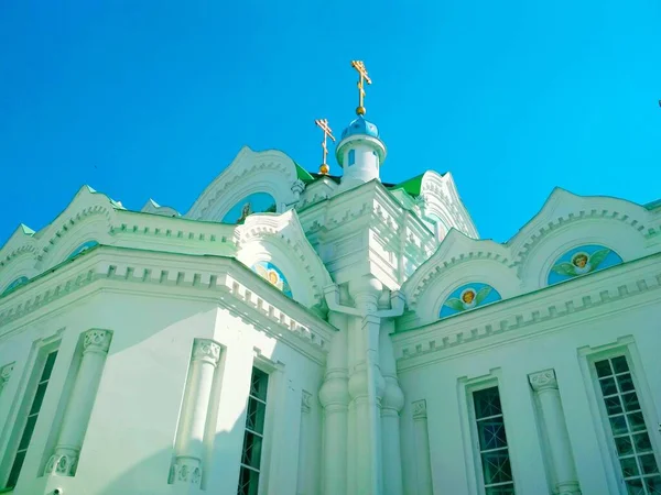 Tempio Ortodosso Sullo Sfondo Del Cielo Blu Senza Nuvole — Foto Stock