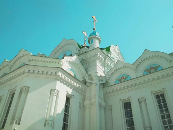 Tempio Ortodosso Sullo Sfondo Del Cielo Blu Senza Nuvole — Foto Stock