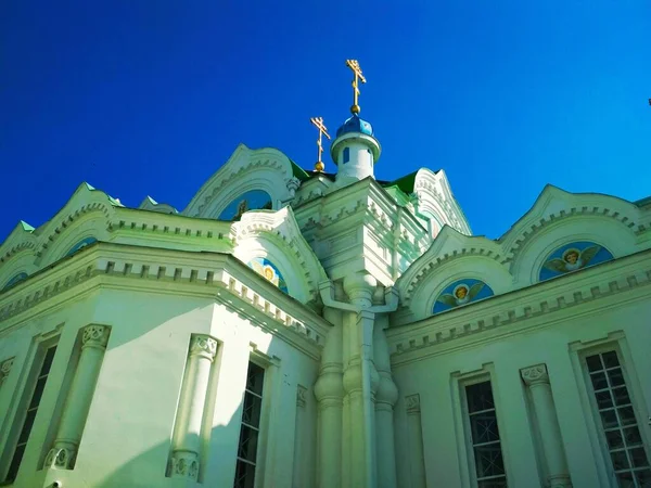 Tempio Ortodosso Sullo Sfondo Del Cielo Blu Senza Nuvole — Foto Stock