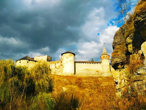 Παλιό Φρούριο Φόντο Τον Θυελλώδη Ουρανό Kamenets Podolsky Ουκρανία — Φωτογραφία Αρχείου