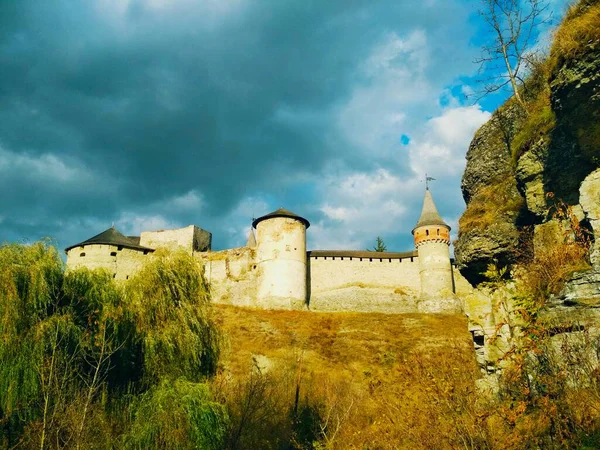 Fırtınalı Gökyüzünün Arka Planına Karşı Eski Kale Kamenets Podolsky Ukrayna — Stok fotoğraf